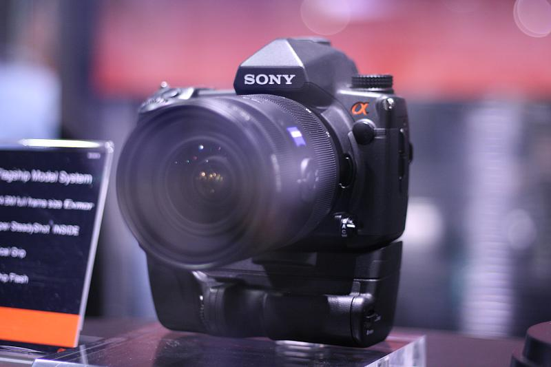 Illustration for article titled Sony's 25-Megapixel Full-Frame Sensor Lands in Massive Sony DSLR